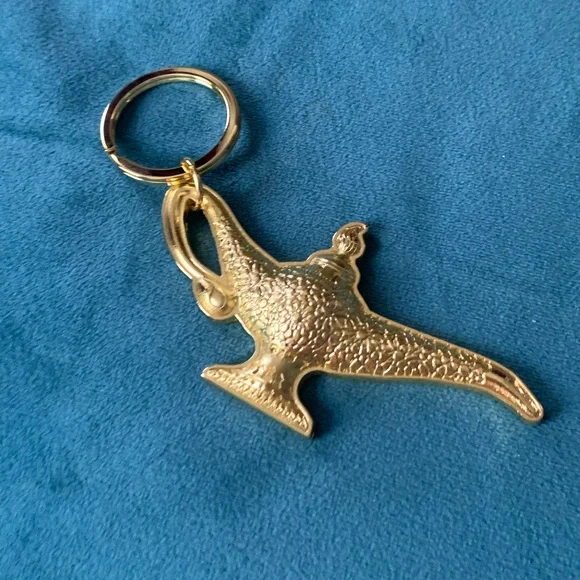 Aladdin Genie Magic Lamp Gold Keychain - Picture 1 of 10